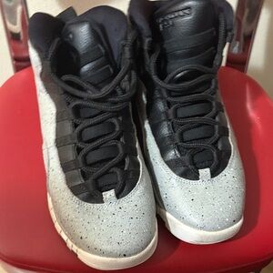 Air Jordan 10 smoke grey black one is missing in soles size 6 y